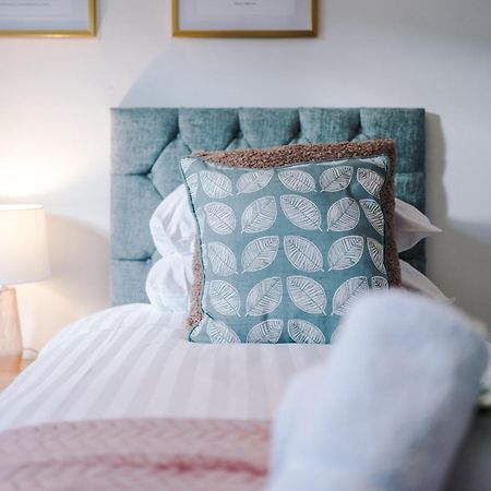 New! Spacious 2-Bed Home In Chester City-Centre By 53 Degrees Property, Ideal For Couples & Small Groups, Great Location - Sleeps 5 ภายนอก รูปภาพ