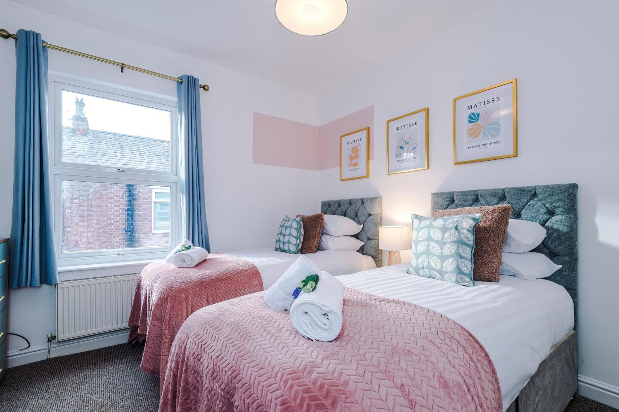 New! Spacious 2-Bed Home In Chester City-Centre By 53 Degrees Property, Ideal For Couples & Small Groups, Great Location - Sleeps 5 ภายนอก รูปภาพ