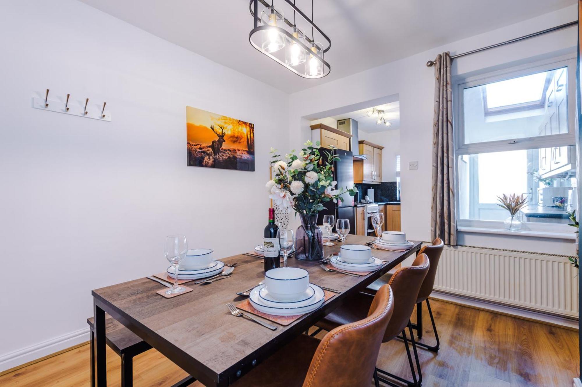 New! Spacious 2-Bed Home In Chester City-Centre By 53 Degrees Property, Ideal For Couples & Small Groups, Great Location - Sleeps 5 ภายนอก รูปภาพ