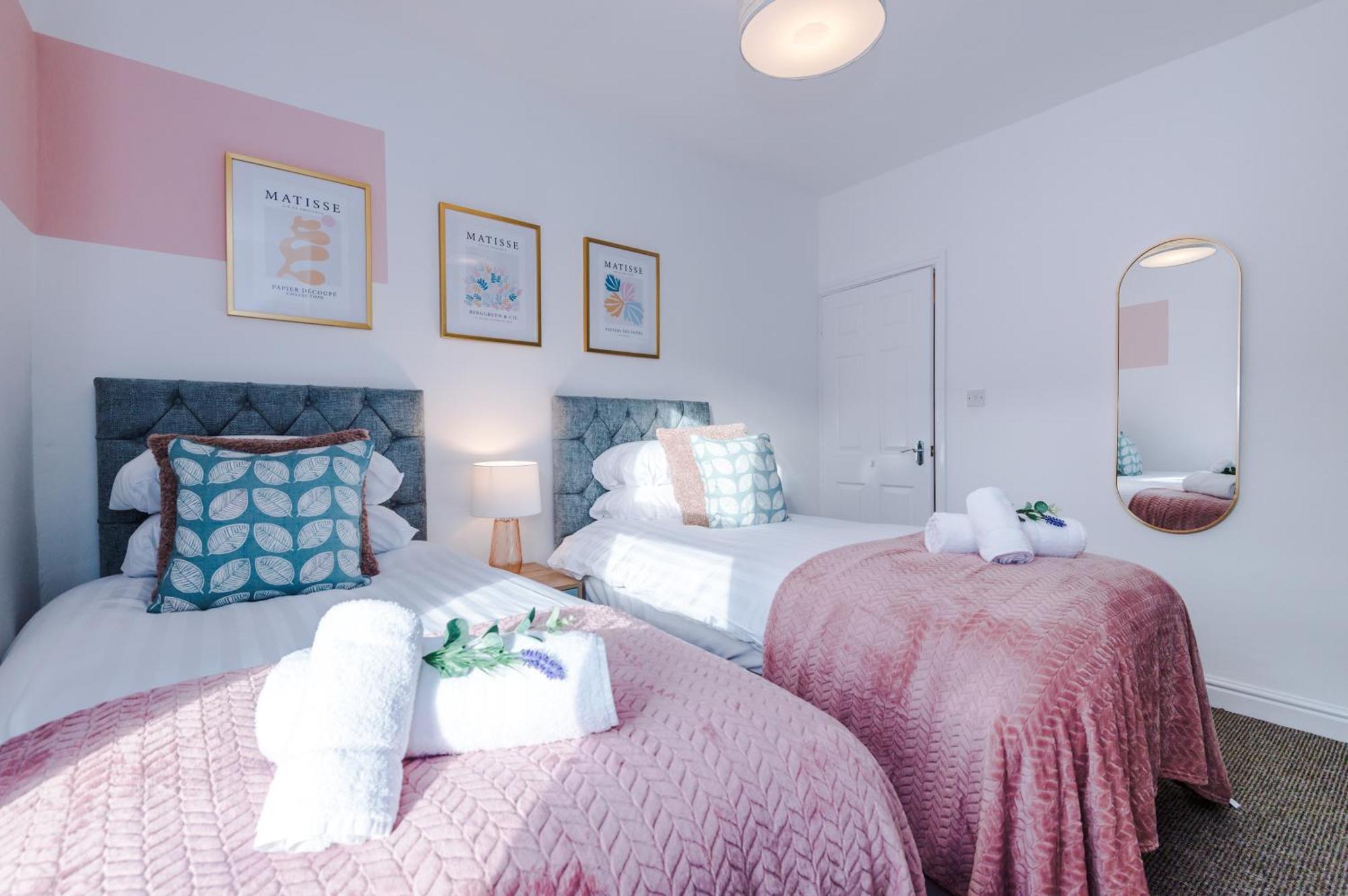 New! Spacious 2-Bed Home In Chester City-Centre By 53 Degrees Property, Ideal For Couples & Small Groups, Great Location - Sleeps 5 ภายนอก รูปภาพ