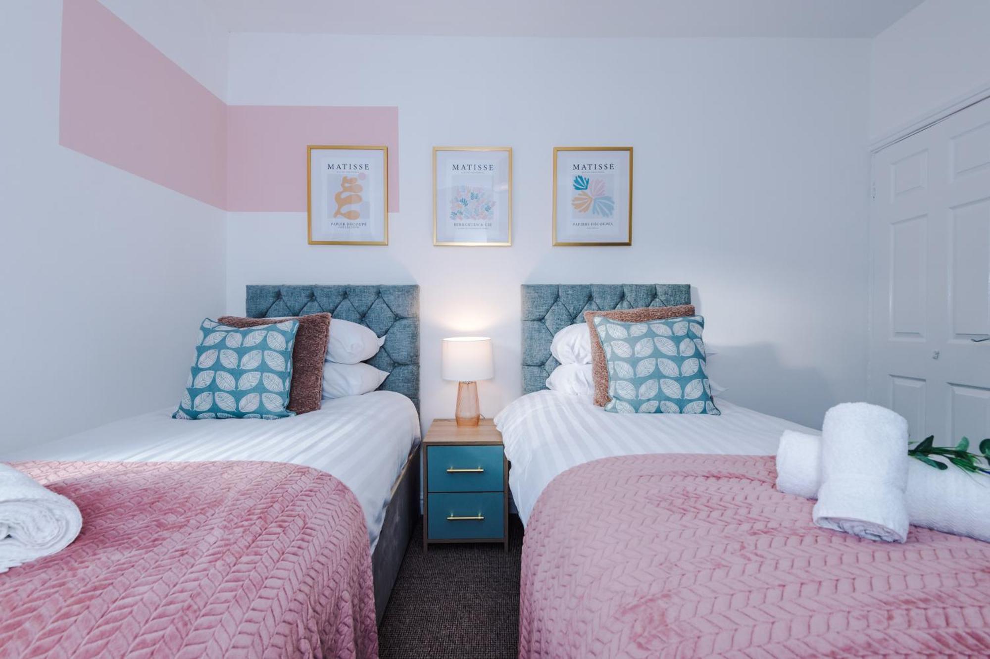 New! Spacious 2-Bed Home In Chester City-Centre By 53 Degrees Property, Ideal For Couples & Small Groups, Great Location - Sleeps 5 ภายนอก รูปภาพ